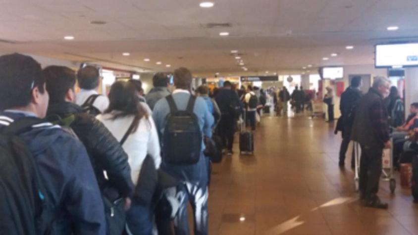 [VIDEO] Pasajeros reclaman por largas filas en el aeropuerto de Santiago