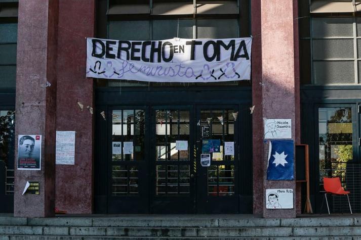 Estudiantes deponen toma feminista en Facultad de Derecho de la U. de Chile