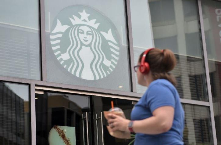 Starbucks anuncia que dejará de usar sus bombillas de plástico para 2020