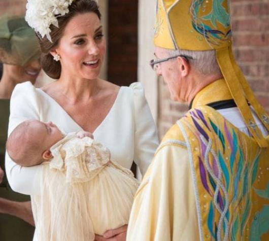 [VIDEO] Cómo el pastel de bodas de los duques de Cambridge llegó al bautizo real...7 años después