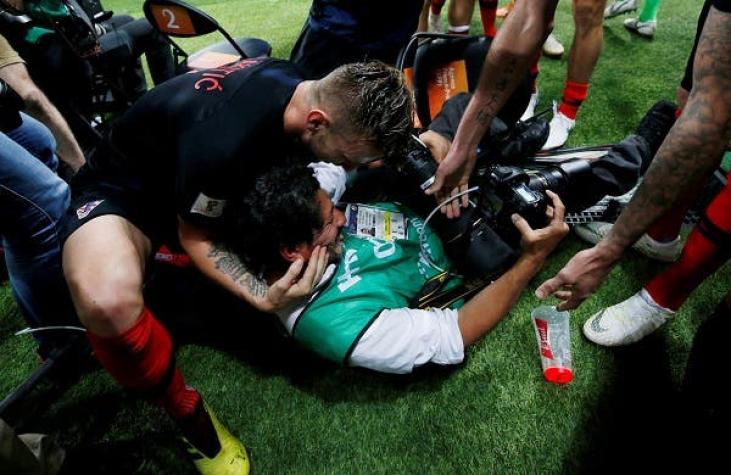 [VIDEO] El fotógrafo que fue aplastado y luego besado en medio de la celebración croata