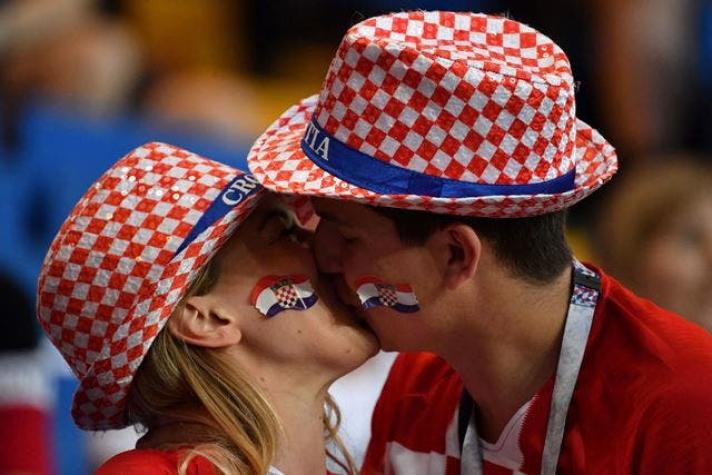[FOTOS] El amor en la tribuna: Los 15 mejores besos en 30 días de Mundial
