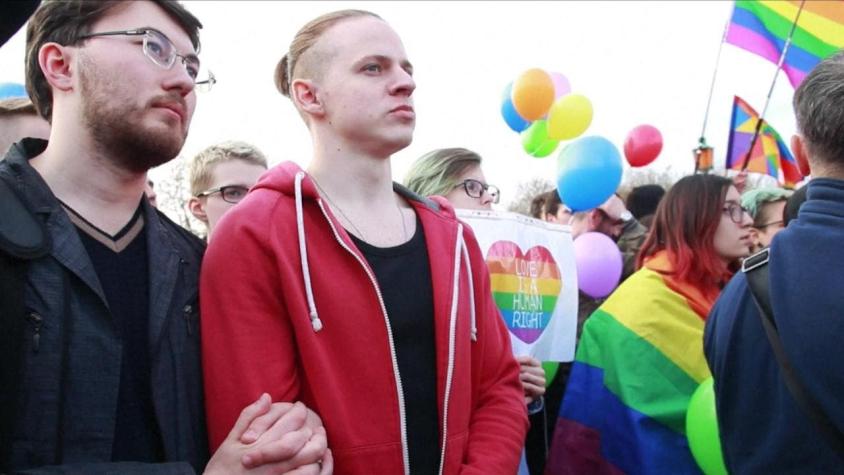 [VIDEO] Las dificultades de ser gay en Rusia