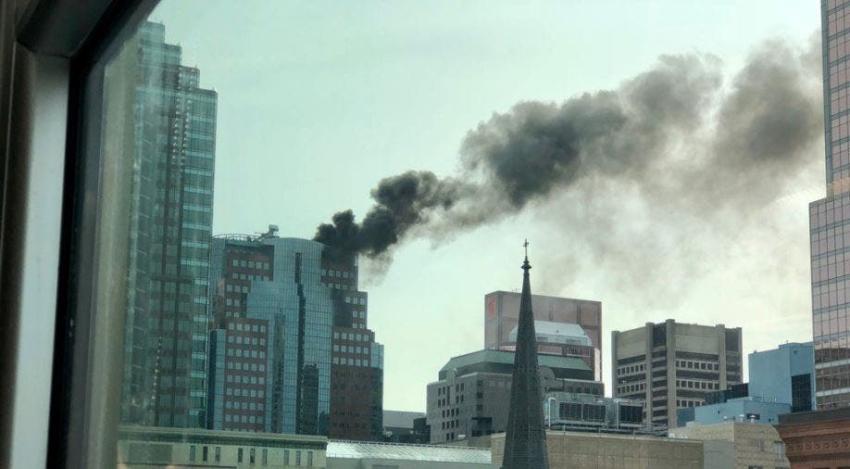 [VIDEO] Reportan incendio en un rascacielos de Canadá