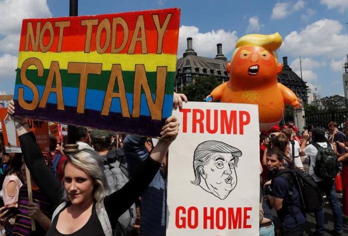 [FOTOS] Las imágenes que dejó la multitudinaria protesta contra Trump en el Reino Unido