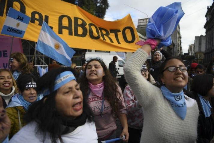 Pro y antiabortistas se lanzan en último encuentro en Argentina