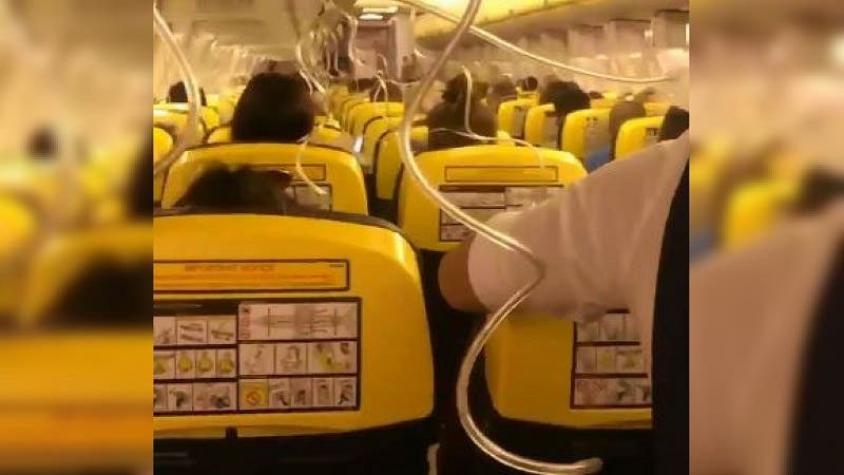[VIDEO] 30 pasajeros de avión terminan hospitalizados tras despresurización de la cabina