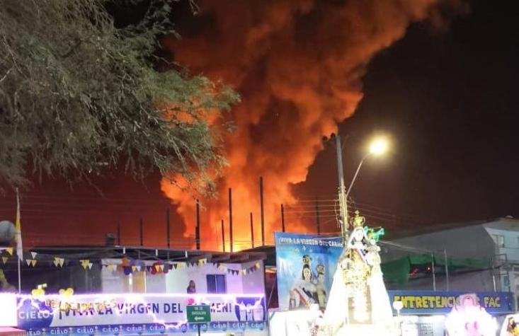 [VIDEO] Incendio afecta a inmuebles durante celebración de fiesta de La Tirana