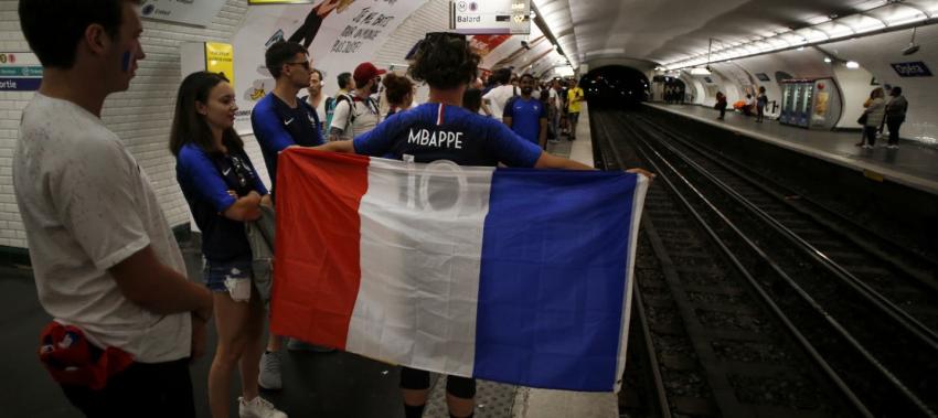 [FOTOS] Metro de París renombra estaciones para celebrar la victoria de Francia en el Mundial
