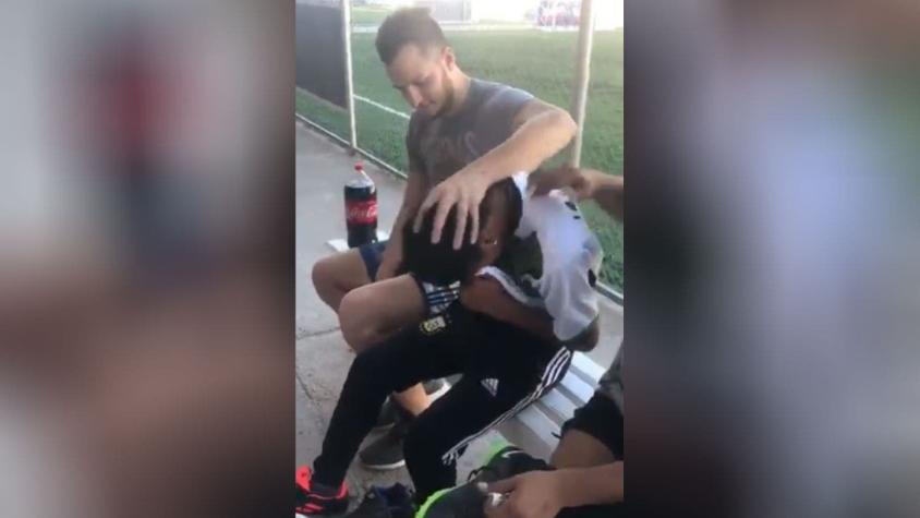 [VIDEO] Entre lágrimas: Le robaron sus botines de fútbol y sus amigos le dieron una gran sorpresa