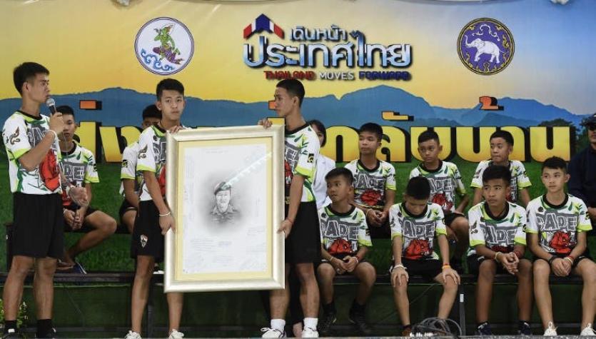 [FOTOS] Niños rescatados en Tailandia homenajearon a buzo que murió en operativo