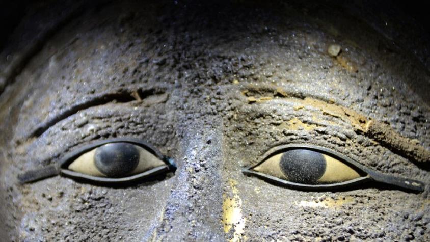 El extraordinario hallazgo en Egipto de un taller de momificación y una misteriosa máscara de plata