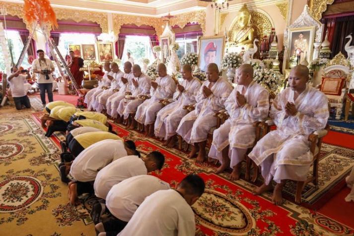 [FOTOS] Los doce niños rescatados de la cueva en Tailandia participan en una ceremonia budista