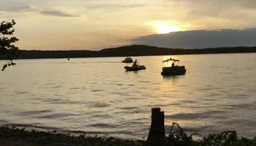 [VIDEO] Autoridades confirman 17 muertos en naufragio en bote turístico en lago de Missouri