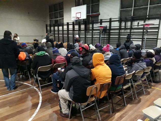 [FOTOS] Liceo Lastarria abre sus puertas para resguardar a inmigrantes que esperan sus trámites