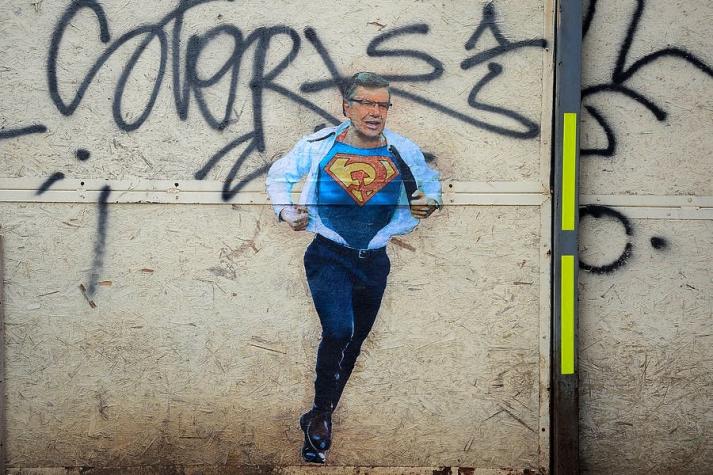 [FOTOS] La reacción de Lavín tras conocer su graffiti de Superman en Valparaíso
