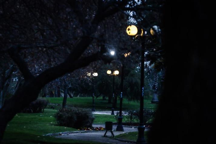 Municipalidad de Santiago se querella contra joven acusado de violar a mujer en Parque Los Reyes