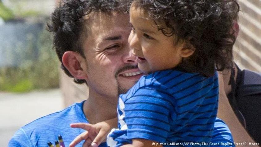 EE.UU. solo ha reunido a 450 niños migrantes con sus padres