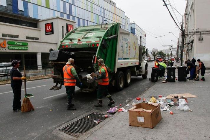 Condenados por delitos conmutan multas y penas recogiendo basura en Valparaíso