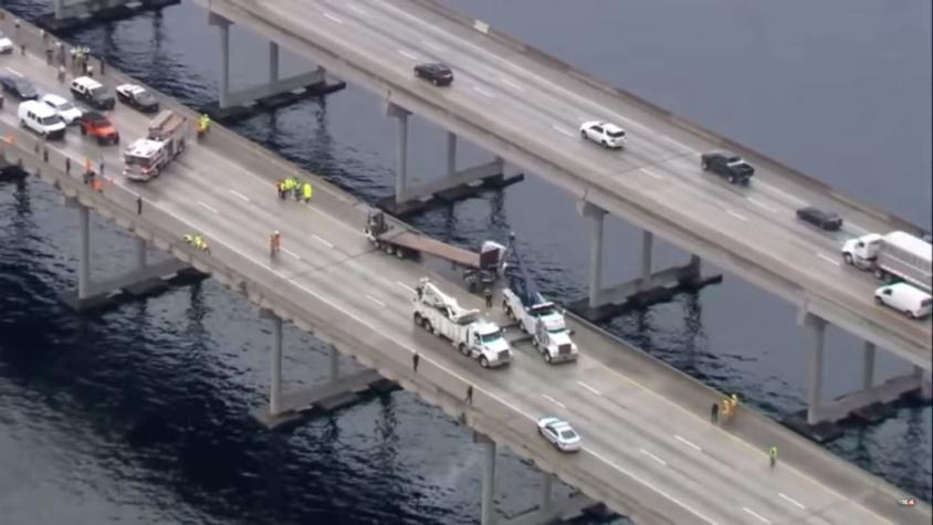 [VIDEO] Camión queda colgando de un puente al sur de Estados Unidos