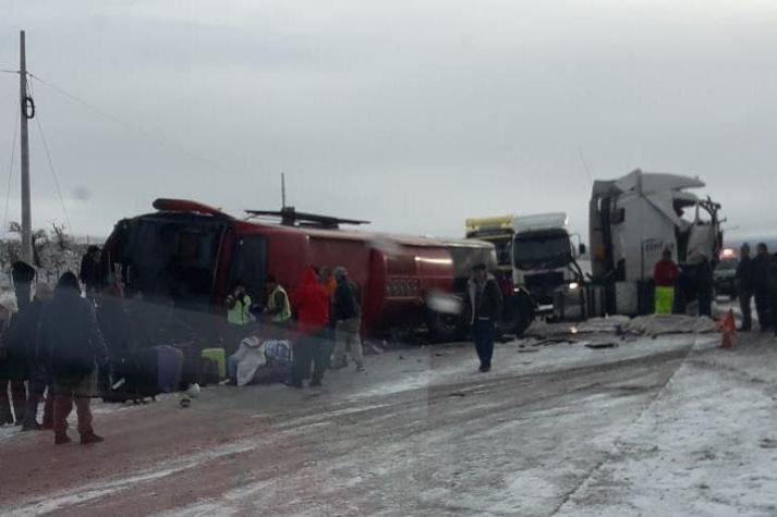 Accidente entre bus y camión deja dos muertos en ruta que une Punta Arenas y Puerto Natales