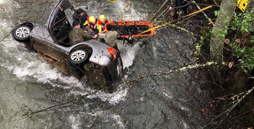 [VIDEO] Un muerto y seis rescatados deja caída de vehículo a río en la región del Biobío