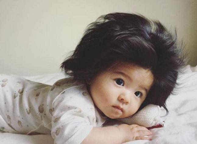 Un bebé con espectacular cabellera se toma las redes sociales