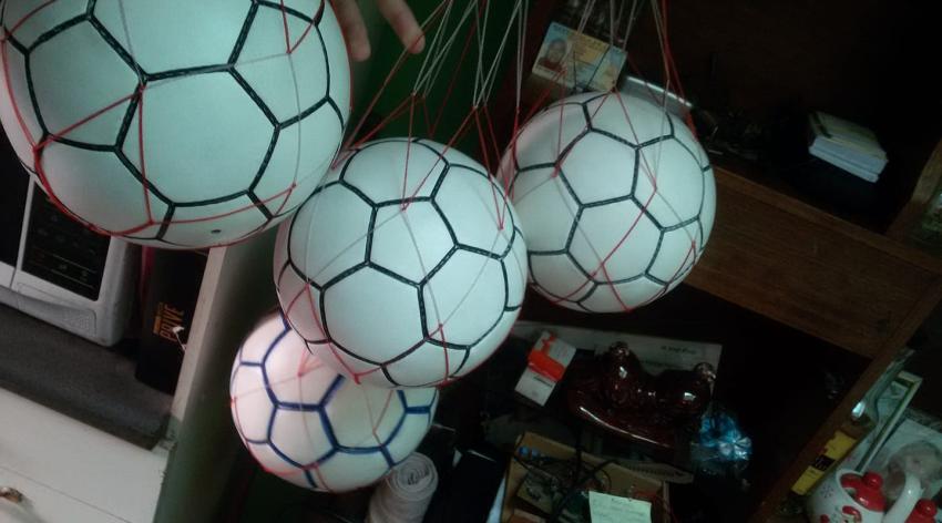[VIDEO] La historia del adulto mayor que fabrica balones de fútbol a mano y se hizo viral