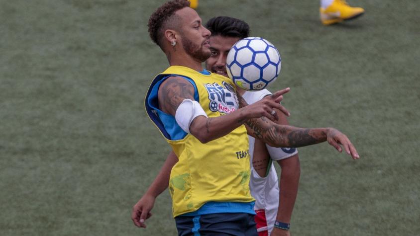 [VIDEO] Neymar se lució con un golazo a pies descalzo