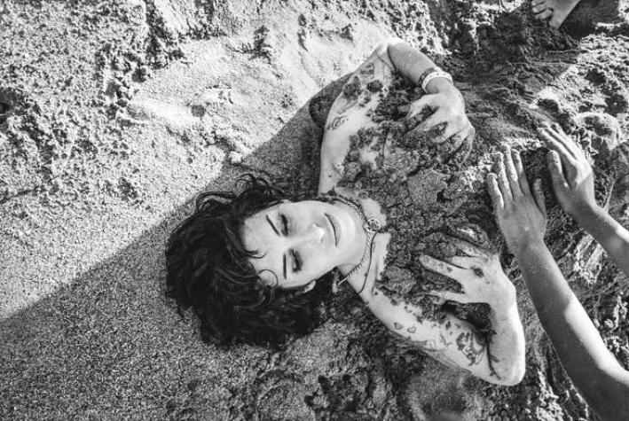 Amy Winehouse fue feliz: publican libro con fotografías inéditas de la artista a 7 años de su muerte