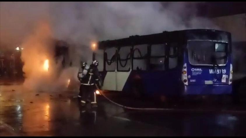 [VIDEO] Bus del Transantiago y dos autos particulares resultaron quemados