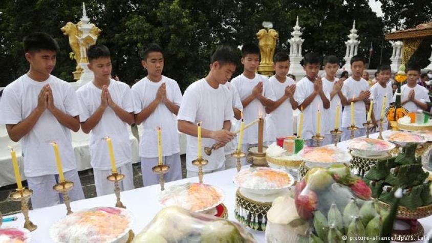 Niños tailandeses rescatados realizan ceremonia para ingresar a monasterio budista