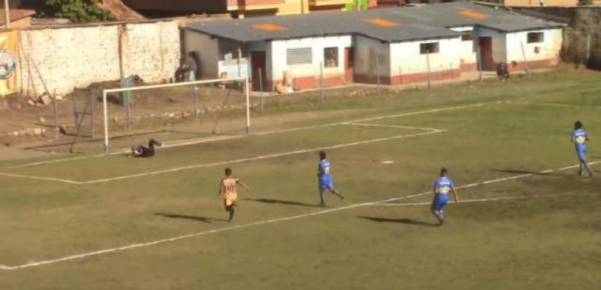 [VIDEO] El VAR "alternativo" al que recurrió un árbitro en la Copa Perú