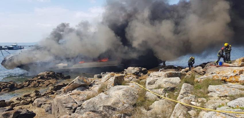 [FOTOS] Barco turístico se incendia tras chocar en Galicia