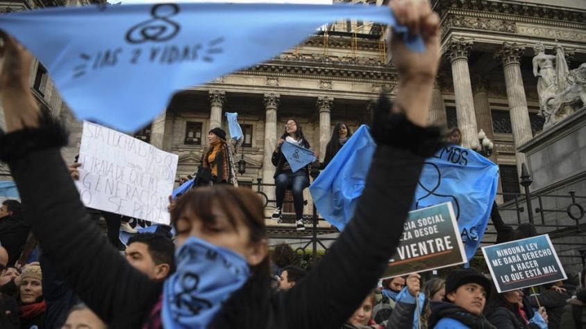 "Los preservativos no sirven contra el sida": polémica previo a votación de aborto en Argentina