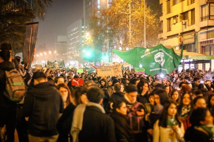 Movimiento feminista acusa "silencio absoluto" del gobierno tras ataque a mujeres que marchaban