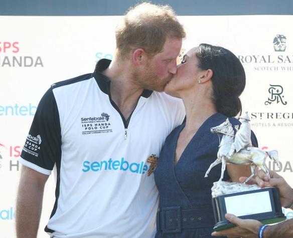 [FOTOS] El apasionado beso de Meghan al príncipe Harry tras ganar un juego de polo