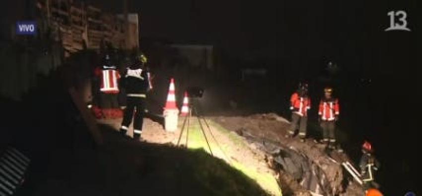 [VIDEO] Hallan cuerpo sepultado por desprendimiento de terreno en Colina