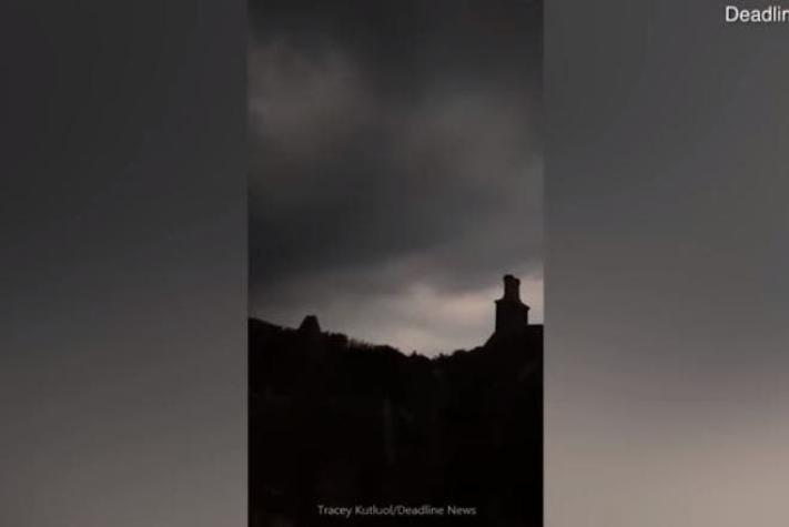 [VIDEO] Mujer grababa tormenta eléctrica y rayo impactó su celular