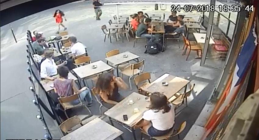 [VIDEO] París: mujer publica video en el que es agredida tras defenderse de acoso callejero