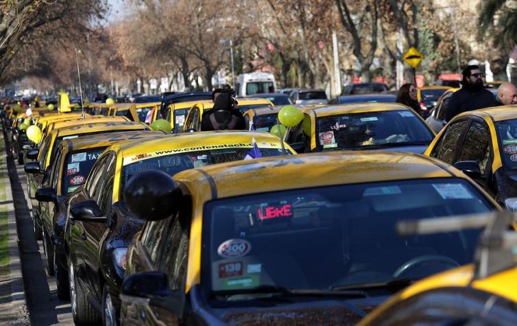 [VIDEO] Taxistas se manifiestan en rechazo de la denominada "Ley Uber"
