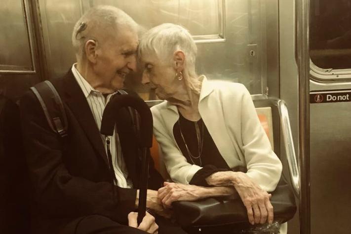 La historia detrás de la conmovedora foto de una pareja de ancianos en el metro de Nueva York