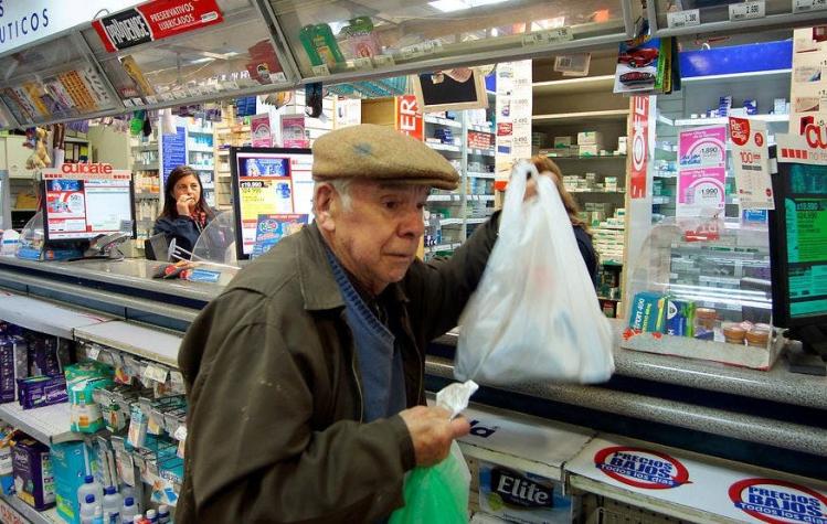Cadenas de farmacias se adelantan a la ley y no entregarán más bolsas plásticas