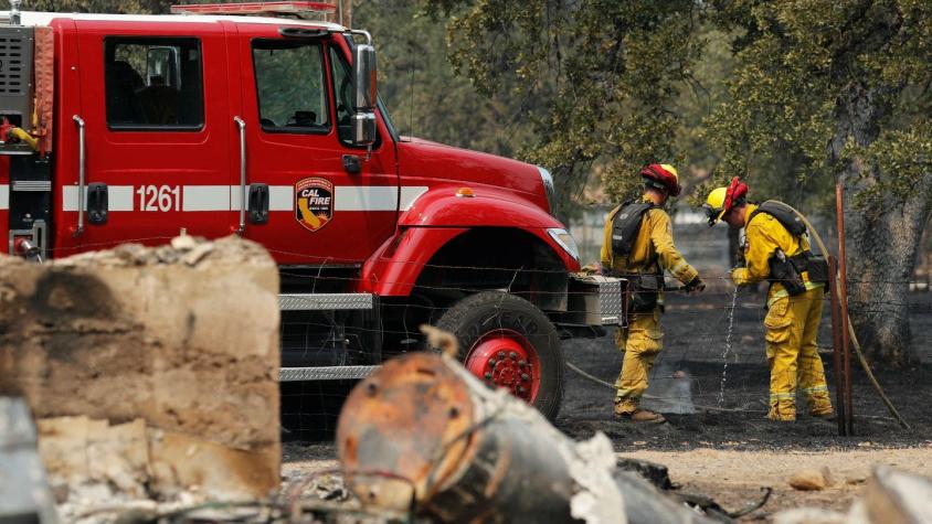 [VIDEO] El tierno gesto de una pequeña con bomberos de California que combaten voraz incendio