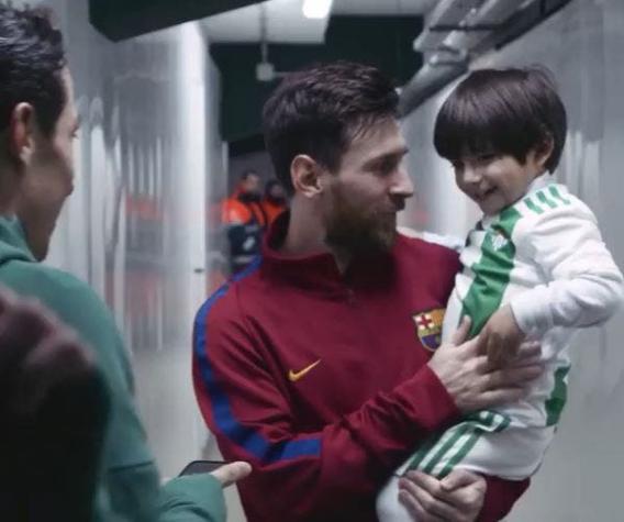[VIDEO] El tierno momento de Messi con hijo de Andrés Guardado que es viral en redes