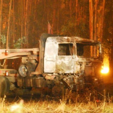 Investigan presunto ataque incendiario que deja tres camiones destruidos en Curanilahue