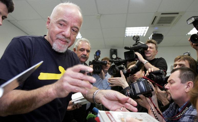"Borra todo y empezamos de nuevo": La polémica entrevista de Paulo Coelho