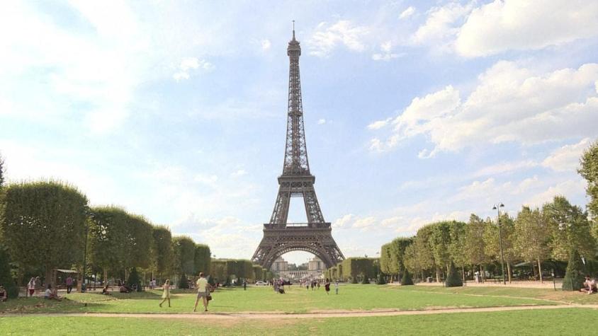 [VIDEO] Cierran Torre Eiffel por exceso de turistas