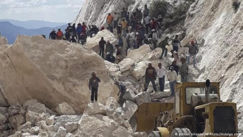Dos muertos y tres desaparecidos por derrumbe en mina de México