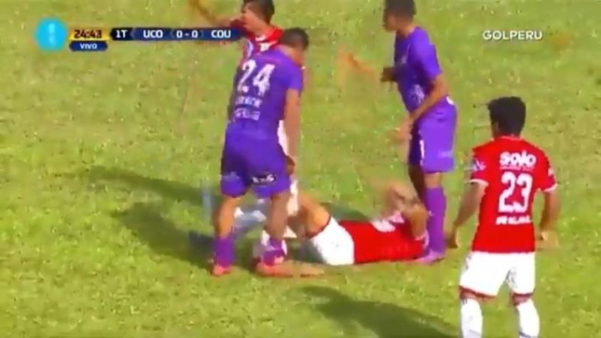 [VIDEO] La terrible patada en la garganta que indigna al fútbol peruano